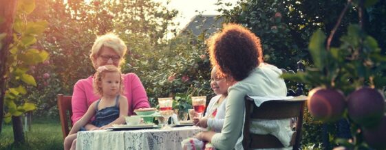 Healthpoint Healthy family on a picnic